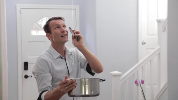 Hombre Llamando Fontanero Emergencia Después Fuga Agua Casa Hombre Molesto — Vídeo de stock