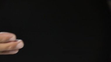  Genç aşçı ellerini un dolu alkışlıyor. Yavaş Hareket.