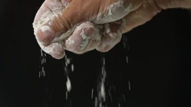 Un yavaş çekimde elden düşüyor. Ev yapımı fırın için un hazırlamaya ve yapmaya yakın çekim. 