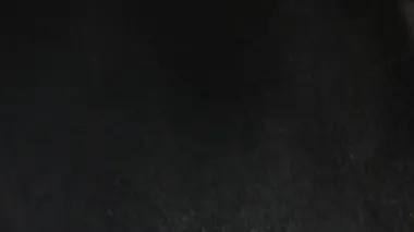 Beyaz toz siyah zemin üzerinde izole edilmiş. Ağır çekim. Siyah arkaplanda toz bulutu püskürtüyor.