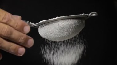 Elle yapılan bir kavgada un yakın plan. Un pişirme işi. Erkek ellerinin un ayıklamasının yavaş hareketi. Yavaş Hareket. 