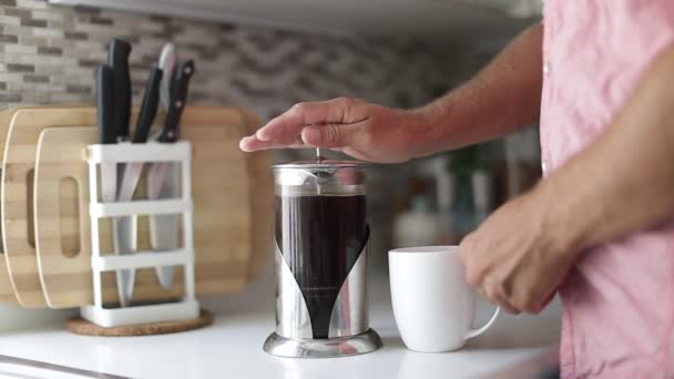 用法国媒体煮咖啡的人白人男人在厨房的一个舒适的家把咖啡倒在咖啡杯里 慢动作 — 图库视频影像