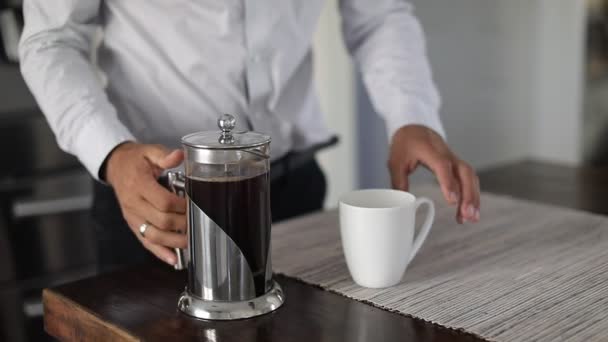 Mann Kocht Kaffee Mit Französischer Presse Kaukasischer Mann Gießt Kaffee — Stockvideo