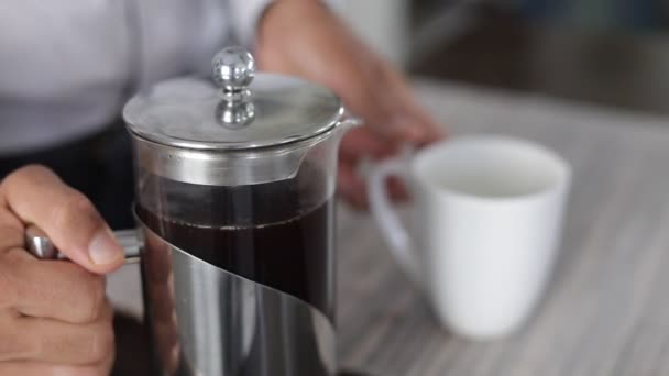 Facet Robi Kawę Francuską Prasą Biały Mężczyzna Nalewający Kawę Filiżanki — Wideo stockowe