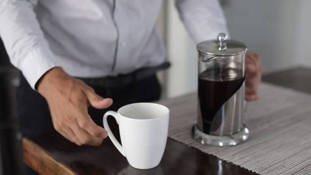 Homem Fazer Café Com Imprensa Francesa Homem Caucasiano Derramando Café — Vídeo de Stock