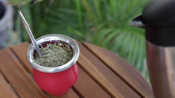 Hombre Haciendo Yerba Mate Cierre Verter Agua Caliente Taza Mate — Vídeo de stock