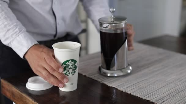 วยอร สหร ฐอเมร เมษายน 2020 กาแฟสดใกล ดเทลงในถ วยสตาร ชายคนหน งเทกาแฟในสตาร — วีดีโอสต็อก