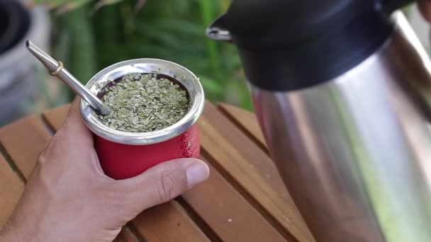 Άνθρωπος Φτιάχνει Τσάι Yerba Mate Κοντινό Πλάνο Ρίχνει Ζεστό Νερό — Αρχείο Βίντεο