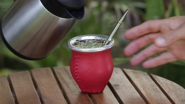 Muž Vařící Čaj Yerba Mate Zblízka Nalijte Horkou Vodu Tradičního — Stock video