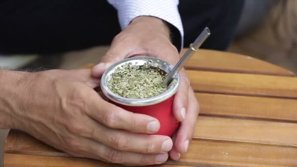 Manos Hombre Sosteniendo Calabaza Con Yerba Mate Caliente Mate Una — Vídeo de stock