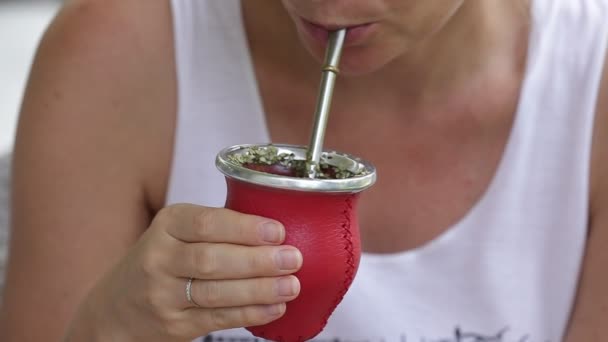 Γυναίκα Πίνει Ζεστό Τσάι Yerba Mate Πίνοντας Τσάι Yerba Mate — Αρχείο Βίντεο