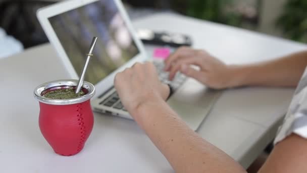 Mujer Trabajando Portátil Bebiendo Yerba Mate Oficina Del Hogar Manos — Vídeos de Stock