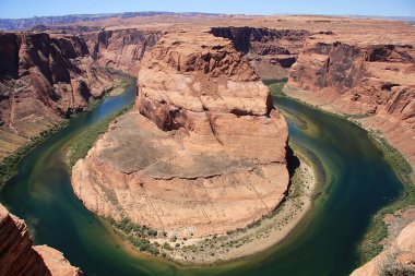 Güneşli bir günde güzel bir at nalı kıvrımı, Page, Arizona, ABD.