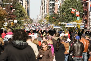 Manhattan, NY - 7 Kasım 2010: ING New York City Maratonu, koşucular 26.2 mil katederek 5 New York ilçesinden geçip Central Park 'taki bitiş çizgisine ulaştılar.