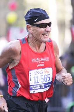 Manhattan, NY - 7 Kasım 2010: ING New York City Maratonu, koşucular 26.2 mil katederek 5 New York ilçesinden geçip Central Park 'taki bitiş çizgisine ulaştılar.