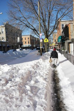 New York City, ABD - 27 Aralık 2010: Kar fırtınadan sonra araba ve caddeleri kapladı.