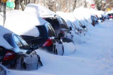 New York City, ABD - 27 Aralık 2010: Kar fırtınadan sonra araba ve caddeleri kapladı.
