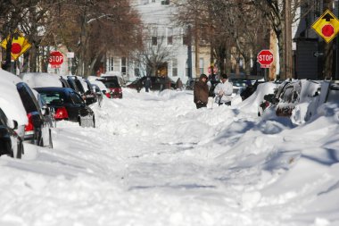 New York City, ABD - 27 Aralık 2010: Kar fırtınadan sonra araba ve caddeleri kapladı.