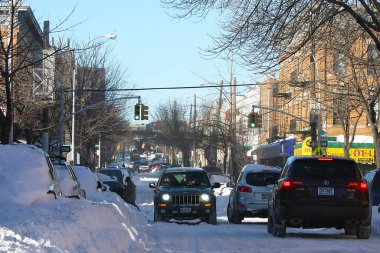 New York City, ABD - 27 Aralık 2010: Kar fırtınadan sonra araba ve caddeleri kapladı.