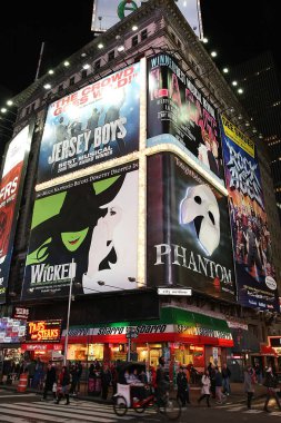 MANHATTAN, NY - 11 Kasım 2011: Times Meydanı neon sanat ve ticaretin yoğun bir kavşağıdır ve New York ve Amerika 'nın ikonik caddelerinden biridir..