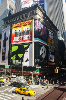 MANHATTAN, NY - 11 Kasım 2011: Times Meydanı neon sanat ve ticaretin yoğun bir kavşağıdır ve New York ve Amerika 'nın ikonik caddelerinden biridir..