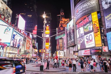 MANHATTAN, NY - 11 Kasım 2011: Times Meydanı neon sanat ve ticaretin yoğun bir kavşağıdır ve New York ve Amerika 'nın ikonik caddelerinden biridir..