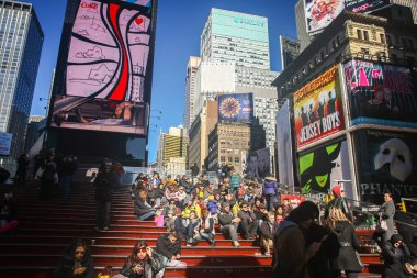 MANHATTAN, NY - 11 Kasım 2011: Times Meydanı neon sanat ve ticaretin yoğun bir kavşağıdır ve New York ve Amerika 'nın ikonik caddelerinden biridir..