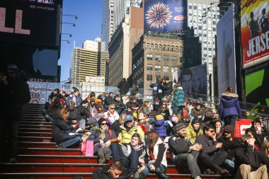 MANHATTAN, NY - 11 Kasım 2011: Times Meydanı neon sanat ve ticaretin yoğun bir kavşağıdır ve New York ve Amerika 'nın ikonik caddelerinden biridir..