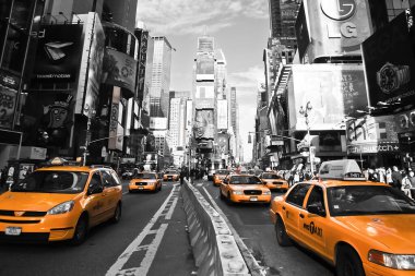 MANHATTAN, NY - 20 Şubat 2011: Manhattan, New York 'taki Times Meydanı' nda Broadway 'de ilan panoları ve reklamlarıyla birlikte Sarı Taksi.