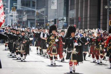 MANHATTAN, NY - 9 Nisan 2011: New York 'ta 13. Tartan Günü Geçidi. Geçit töreni altıncı caddede 45. Cadde 'de başlıyor ve 55. Cadde' ye kadar devam ediyor..
