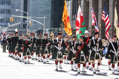 MANHATTAN, NY - 9 Nisan 2011: New York 'ta 13. Tartan Günü Geçidi. Geçit töreni altıncı caddede 45. Cadde 'de başlıyor ve 55. Cadde' ye kadar devam ediyor..