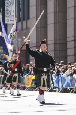 MANHATTAN, NY - 9 Nisan 2011: New York 'ta 13. Tartan Günü Geçidi. Geçit töreni altıncı caddede 45. Cadde 'de başlıyor ve 55. Cadde' ye kadar devam ediyor..