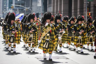 MANHATTAN, NY - 9 Nisan 2011: New York 'ta 13. Tartan Günü Geçidi. Geçit töreni altıncı caddede 45. Cadde 'de başlıyor ve 55. Cadde' ye kadar devam ediyor..