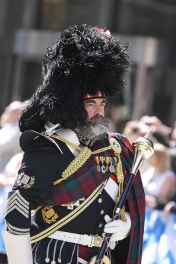 MANHATTAN, NY - 9 Nisan 2011: New York 'ta 13. Tartan Günü Geçidi. Geçit töreni altıncı caddede 45. Cadde 'de başlıyor ve 55. Cadde' ye kadar devam ediyor..