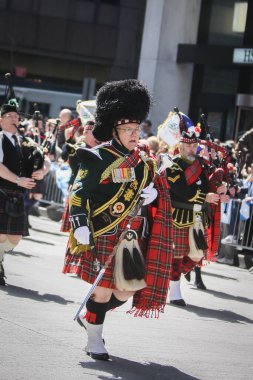 MANHATTAN, NY - 9 Nisan 2011: New York 'ta 13. Tartan Günü Geçidi. Geçit töreni altıncı caddede 45. Cadde 'de başlıyor ve 55. Cadde' ye kadar devam ediyor..