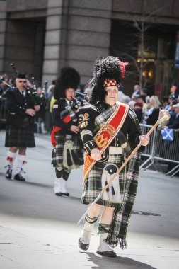 MANHATTAN, NY - 9 Nisan 2011: New York 'ta 13. Tartan Günü Geçidi. Geçit töreni altıncı caddede 45. Cadde 'de başlıyor ve 55. Cadde' ye kadar devam ediyor..