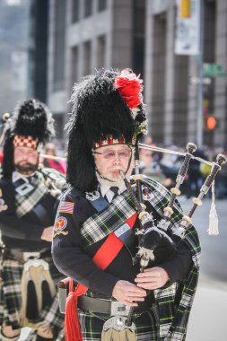 MANHATTAN, NY - 9 Nisan 2011: New York 'ta 13. Tartan Günü Geçidi. Geçit töreni altıncı caddede 45. Cadde 'de başlıyor ve 55. Cadde' ye kadar devam ediyor..