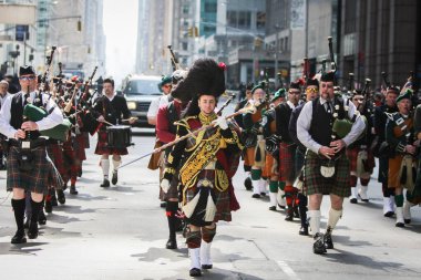 MANHATTAN, NY - 9 Nisan 2011: New York 'ta 13. Tartan Günü Geçidi. Geçit töreni altıncı caddede 45. Cadde 'de başlıyor ve 55. Cadde' ye kadar devam ediyor..