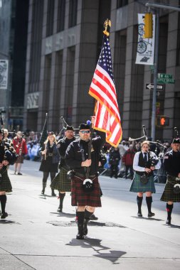 MANHATTAN, NY - 9 Nisan 2011: New York 'ta 13. Tartan Günü Geçidi. Geçit töreni altıncı caddede 45. Cadde 'de başlıyor ve 55. Cadde' ye kadar devam ediyor..