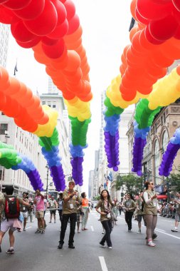MANHATTAN, NY - 26 Haziran 2011: New York 'taki 2011 Gay Onur Yürüyüşü' nde renkli balonlar ve gökkuşağı bayrakları.