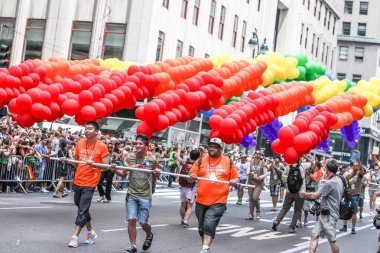 MANHATTAN, NY - 26 Haziran 2011: New York 'taki 2011 Gay Onur Yürüyüşü' nde renkli balonlar ve gökkuşağı bayrakları.