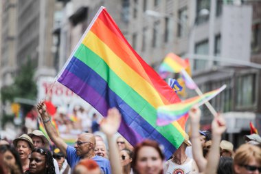 MANHATTAN, NY - 26 Haziran 2011: New York 'taki 2011 Gay Onur Yürüyüşü' nde renkli balonlar ve gökkuşağı bayrakları.
