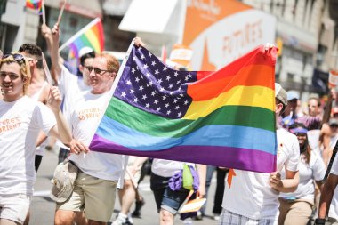 MANHATTAN, NY - 26 Haziran 2011: New York 'taki 2011 Gay Onur Yürüyüşü' nde renkli balonlar ve gökkuşağı bayrakları.