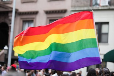 MANHATTAN, NY - 26 Haziran 2011: New York 'taki 2011 Gay Onur Yürüyüşü' nde renkli balonlar ve gökkuşağı bayrakları.