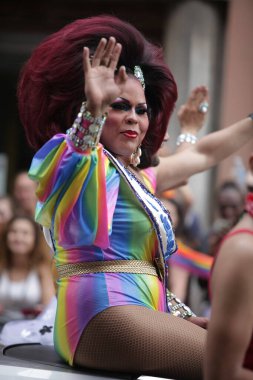 MANHATTAN, NY - 26 Haziran 2011: New York 'taki 2011 Gay Onur Yürüyüşü' nde renkli balonlar ve gökkuşağı bayrakları.