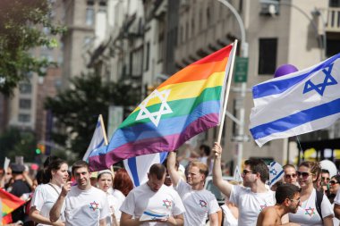 MANHATTAN, NY - 26 Haziran 2011: New York 'taki 2011 Gay Onur Yürüyüşü' nde renkli balonlar ve gökkuşağı bayrakları.