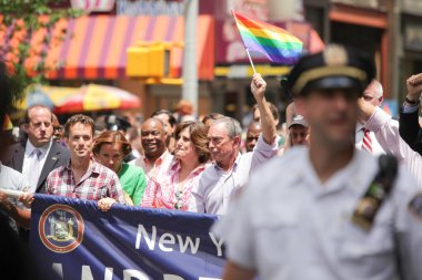 MANHATTAN, NY - 26 Haziran 2011 Michael Bloomberg Beşinci Cadde 'deki 2011 Gay Onur Yürüyüşü, New York.