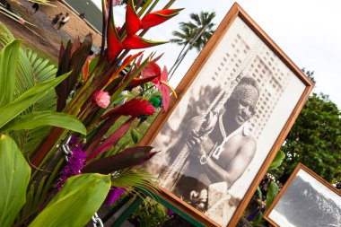 OAHU, HI - 5 Aralık 2013: Eddie Aikau 'nun anısına düzenlenen 29. Geleneksel Quiksilver, Waimea Körfezi' nde düzenlenen büyük dalga sörf turnuvası. Turnuvaya yerli Hawaii 'li, şampiyon büyük dalga sörfçüsü Eddie Aikau' nun adı verildi..