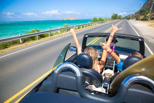 Yolculuk... Kızlar özgürce araba kullanıyor. Yaz tatilinde üstü açık arabada tezahürat yapan mutlu genç kızlar..