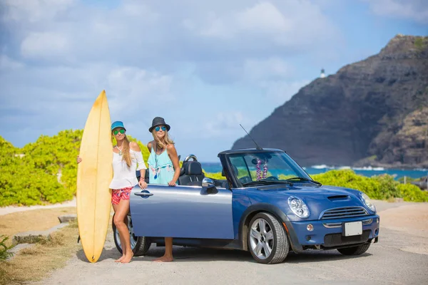 Barátok Nevetnek Szórakozás Oahu Sziget Usa Utazási Életmód Hawaii Szörfösök — Stock Fotó